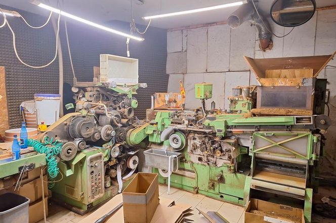 Mazowsze: Rozbito gang produkujący lewe papierosy! Grozi im do 15 lat