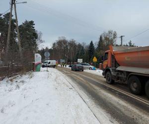 Wypadek w Wąchocku. Dostawczy bus zderzył się z osobówką