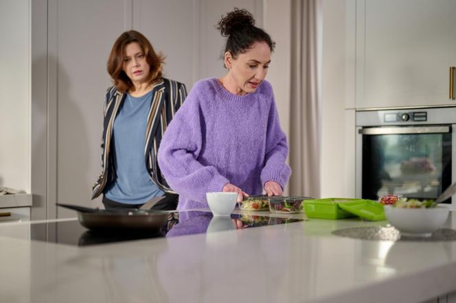 Na Wspólnej odc. 4002: Ada (Monika Obara), Weronika (Renata Dancewicz)