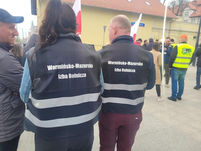 Protest rolników w Olsztynie. Nie zgadzają się importowi ukraińskiego zboża do Polski [ZDJĘCIA]