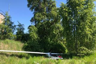 Awaryjne lądowanie szybowca w Białymstoku. Pilot zabrany do szpitala