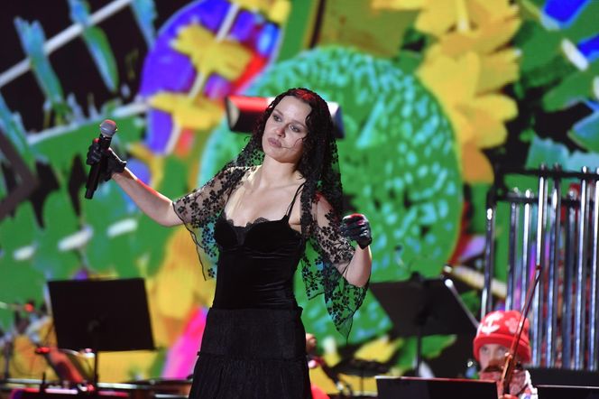 Steczkowska w czerwieni i Margaret w futrze. Tak gwiazdy wystroiły się na koncert 11 listopada [GALERIA]