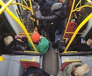 Szokujące sceny z tramwaju w Warszawie. Opublikowano właśnie nagranie. „Trzymaj się mocno”