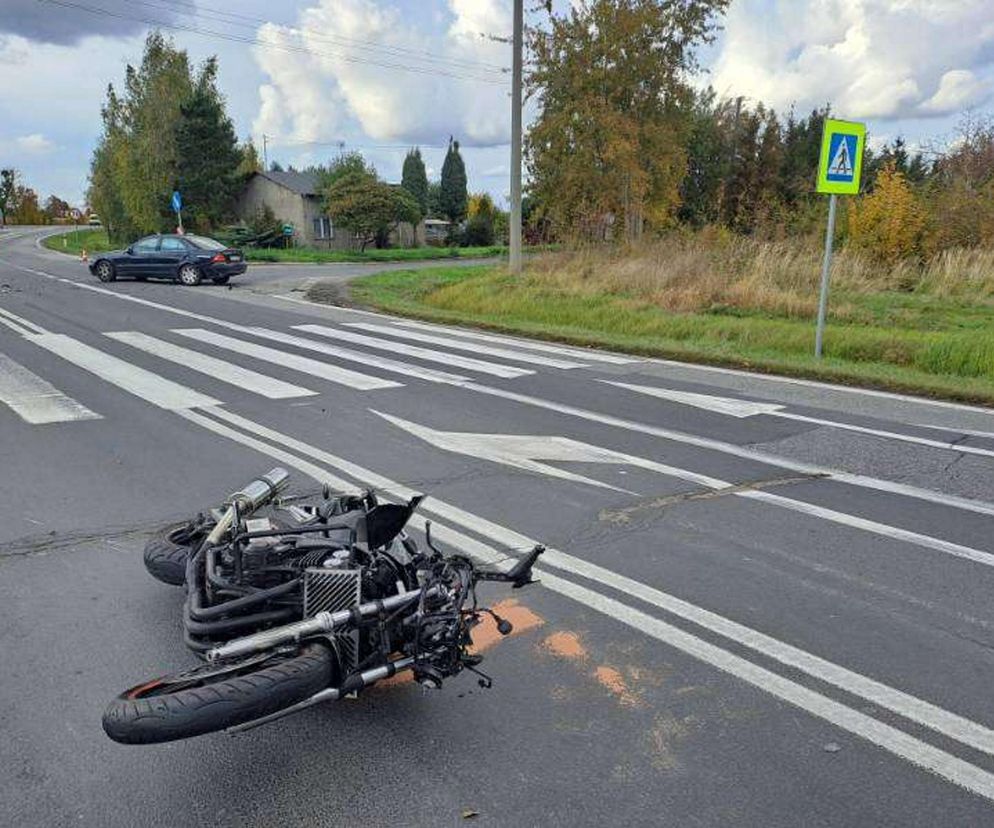 Ozorków. Śmiertelny wypadek. 55-letni motocyklista zginął w zderzeniu z osobówką [ZDJĘCIA]