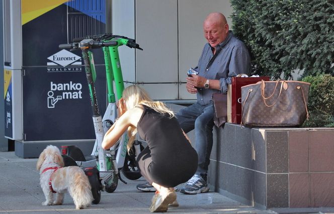 Jasnowidz Jackowski przyłapany w Warszawie. Młodsza, atrakcyjna kobieta i luksusowe zakupy