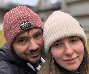 Co za przemiana! Daniel Martyniuk z żoną i dzieckiem na spacerze