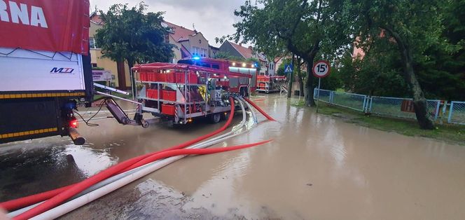 Zalane ulice, woda w budynkach. Dramatyczna sytuacja w Suchaczu i Tolkmicku