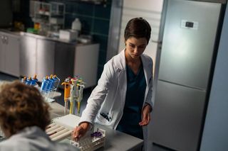 	Na dobre i na złe odc. 935. Blanka (Pola Gonciarz), laborant (Kuba Golla)