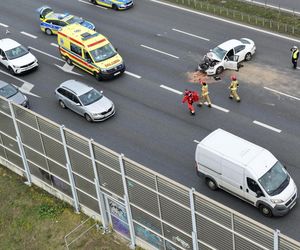Potężna kraksa na S2. Ranne dwie osoby, w tym żołnierz