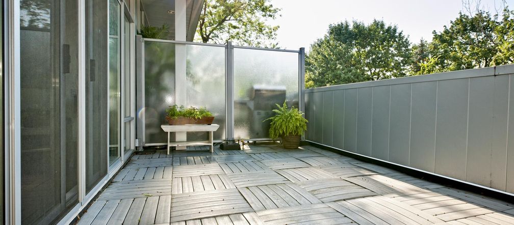 Co na balkon zamiast płytek? Modne i trwałe alternatywy na 2025 rok