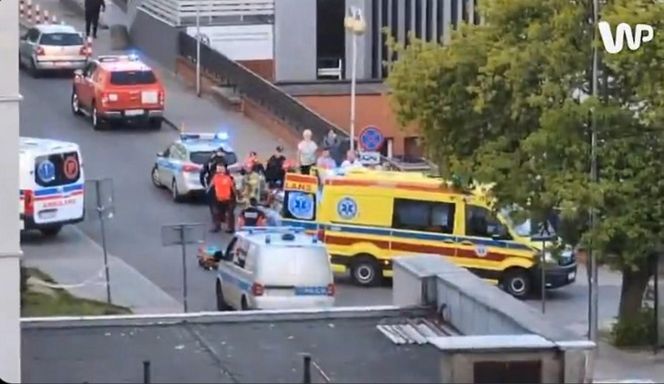 Mężczyzna chodził po dachu szpitala w Warszawie i spadł. Strażacy nie mogli rozłożyć skokochronu