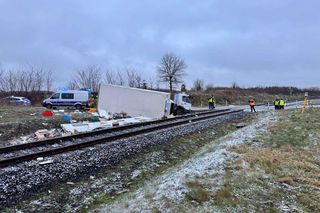 Ciężarówka wjechała pod pociąg relacji Piła - Szczecin. Dwie osoby w szpitalu [ZDJĘCIA]