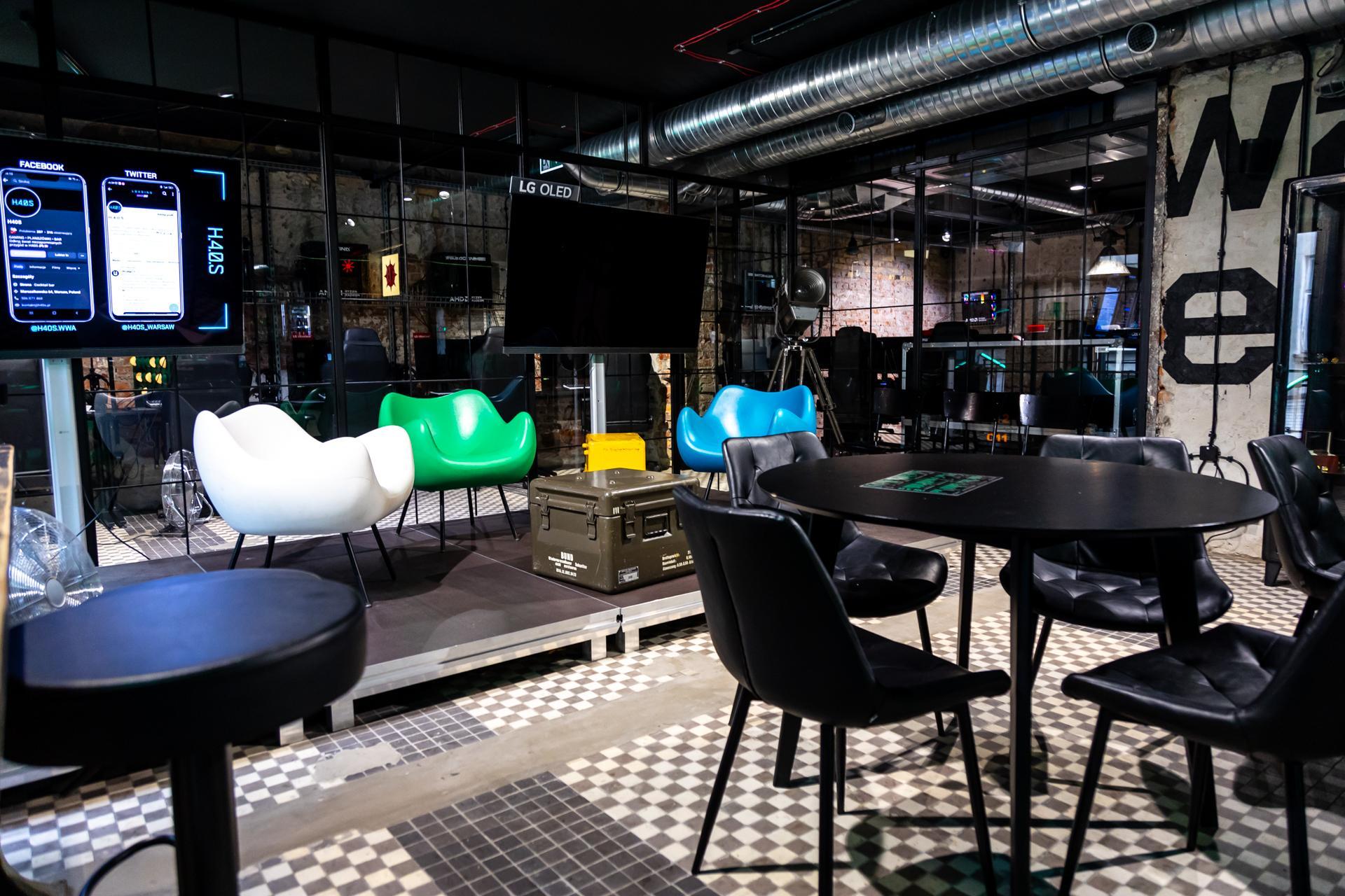 Pub H.4.0.S. Warszawa – stoliki i ekrany