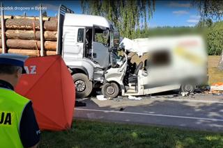 Przerażający wypadek pod Starogardem Gdańskim. Dwóch 30-latków zginęło w zmasakrowanym mercedesie [ZDJĘCIA].