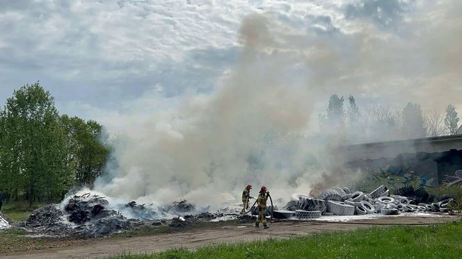 Wielki dym pod Piasecznem. Płonie składowisko odpadów, na miejscu służby