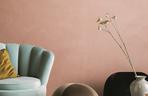 Aksamit, welur, welwet, plusz: fotel i puf w stylu vintage