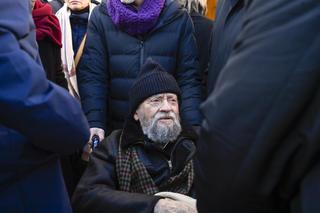 Janusz Michałowski na wózku inwalidzkim na pogrzebie żony