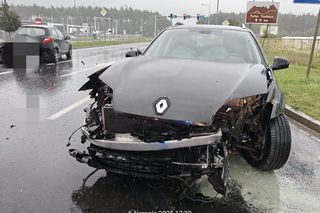 ​Karambol w deszczu przy wyjeździe z galerii handlowej w Lesznie 