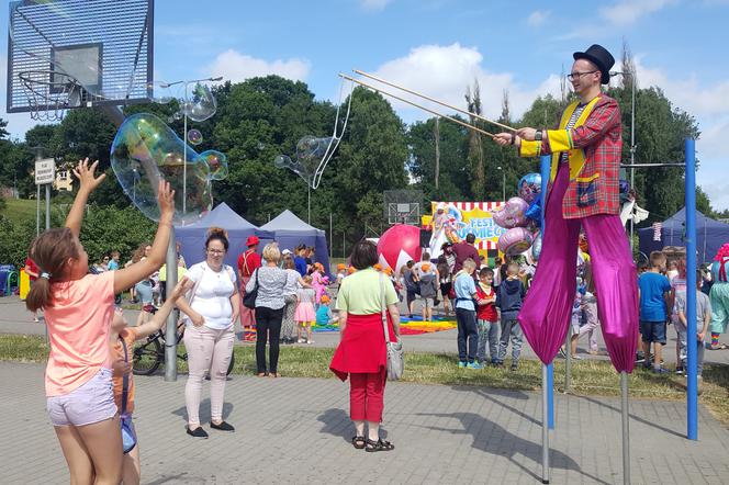 Na dzieci czekało wiele atrakcji m. in. szczudlarze, puszczający ogromne bańki mydlane.