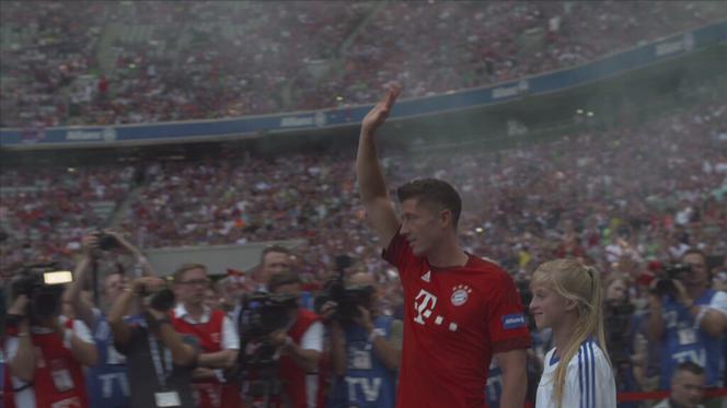 Robert Lewandowski owacyjnie powitany przez kibiców. Prezentacja Bayernu Monachium na Allianz Arena 