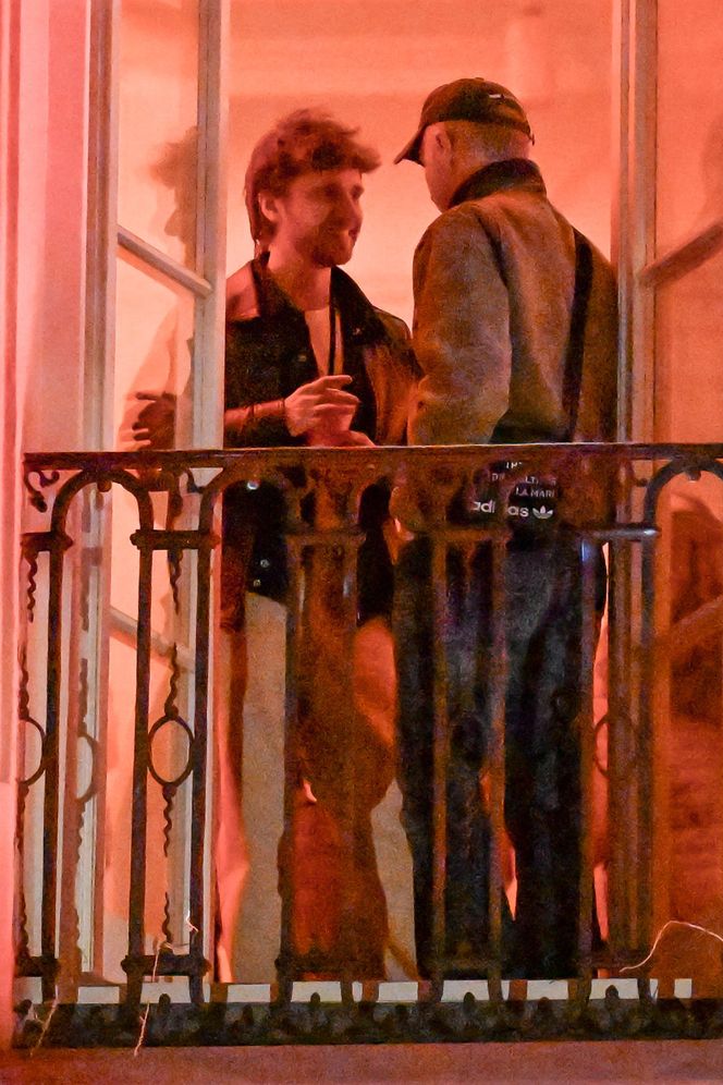 Maciej Musiał całował ukochaną na balkonie