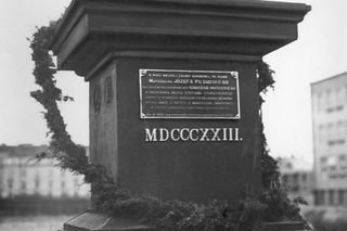 Pomnik Budowy Szosy Brzeskiej - zdjęcie archiwalne