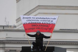 Incydent na placu Piłsudskiego w Warszawie. Mężczyzna wszedł na pomnik Ofiar Tragedii Smoleńskiej. „Zostanie w szpitalu”