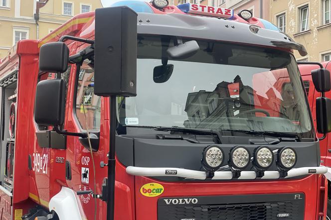 Jeleniogórscy strażacy dostali nowe auto! To średni samochód ratowniczo – gaśniczy na podwoziu Volvo.