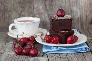Ciasto czekoladowe z wiśniami – jak je upiec? 