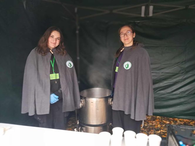 Rekordowa akcja "Światełko Pamięci". Uczniowie z Łodzi porządkowali opuszczone groby