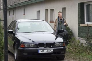 Barwy szczęścia, odcinek 2454 - opis, streszczenie:  Patryk zwierza się przyjacielowi ze swoich kłopotów z Agatą