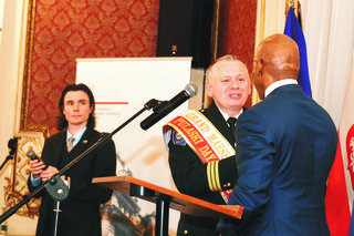 Marszałek odebrał szarfę i gratulacje od burmistrza