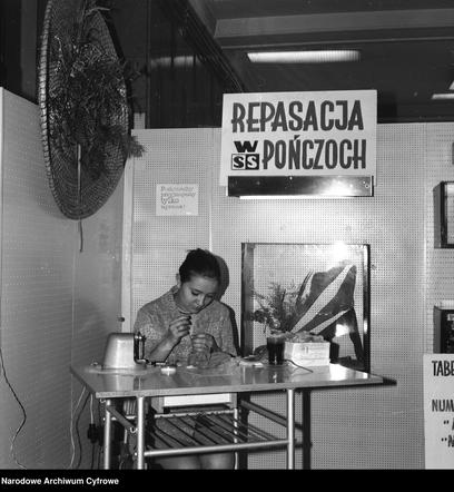 Punkt repasacji pończoch. Widoczna kobieta naprawiająca pończochy -1970