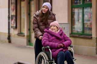 Na Wspólnej odc. 3995. Krystyna Agier (Małgorzata Knothe), Ula (Julia Jurek)