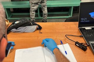 Przyjechali do Łomży kraść. Kobieta uciekła cukierni i zamknęła się w toalecie