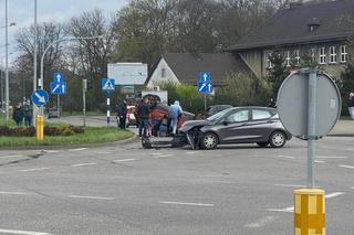 Dachowanie samochodu na ul. Komuny Paryskiej w Szczecinie. Poszkodowana 75-letnia kobieta