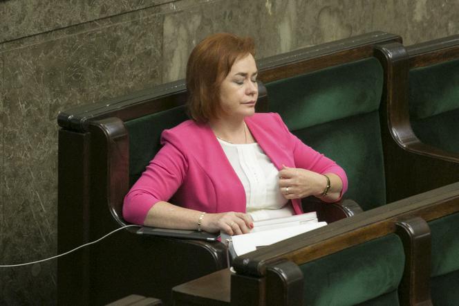 Lidia Gadek wietrzy stopy w Sejmie