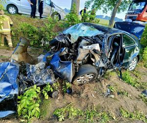 Śmiertelny wypadek pod Malborkiem. Dwóch nastolatków uderzyło w drzewo [ZDJĘCIA].