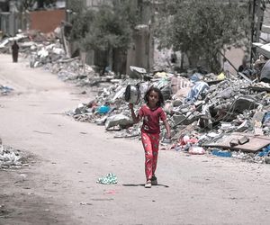 Dziewczynka w Gazie idzie po jedzenie, sierpień 2024