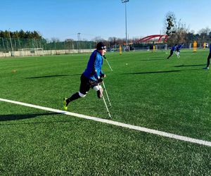 Po amputacji nic sie nie kończy. Trenują w drużynie Amp Futbolu Zawiszy Bydgoszcz. Są jedną nogą w finale