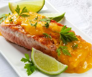 Pieczony łosoś w sosie pomarańczowym: sprawdzony przepis