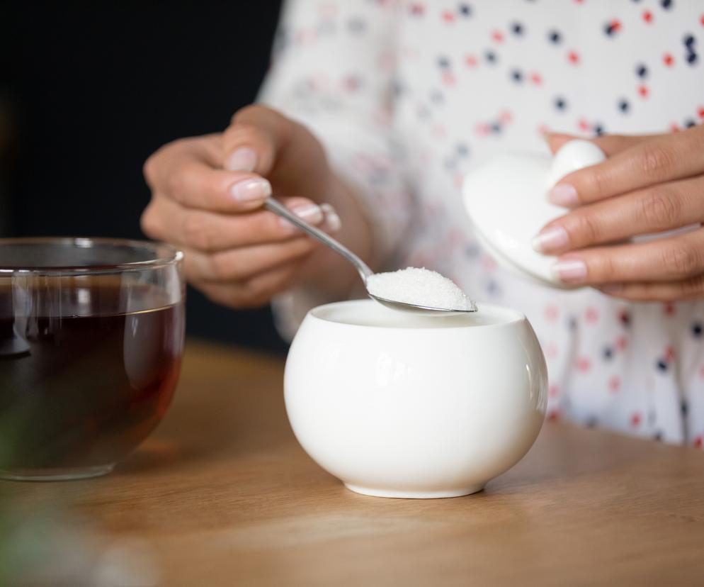 Zbliżenie na łyżeczkę z cukrem 