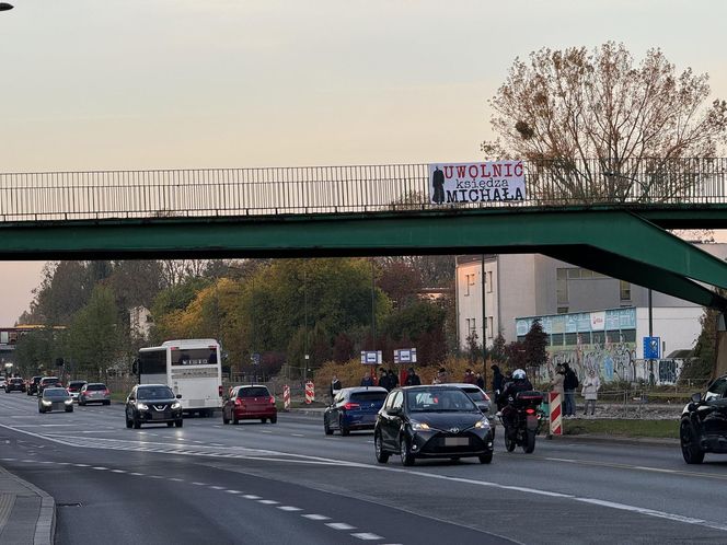 Banery na kładkach w Warszawie. "Uwolnić księdza Michała"