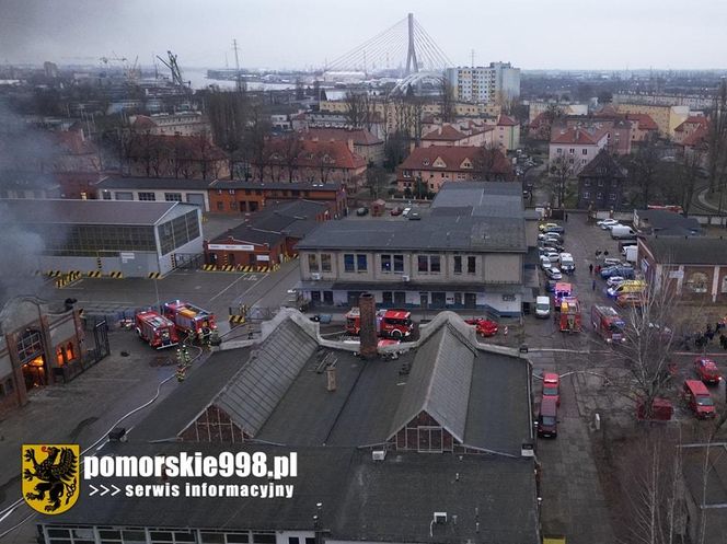 Pożar na Przeróbce. Płonie hala Zakładów Naprawczych Taboru Kolejowego i Miejskiego