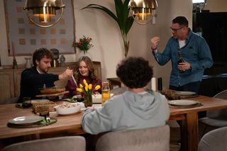 Rodzinka.pl 17 sezon odcinek 295 (odc. 8). Magda (Olga Kalicka), Tomek (Maciej Musiał), Ludwik (Tomasz Karolak), Kacper (Mateusz Pawłowski)