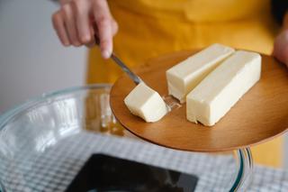 Masło będzie towarem luksusowym? Ceny wyższe, a kostka coraz mniejsza