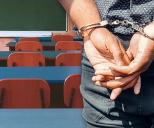 Aresztowali nauczyciela na oczach uczniów. Rodzice oburzeni. Szkoła zareagowała w niewłaściwy sposób