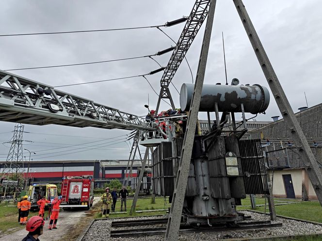 Kielce. Atak padaczki na szczycie transformatora. Poszkodowany transportowany podnośnikiem [ZDJĘCIA].