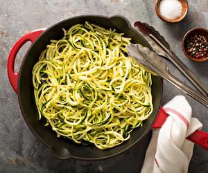 Gwiazdy Hollywood nie mogą się jej oprzeć. Sałatka zoodles, która obiecuje natychmiastową utratę wagi