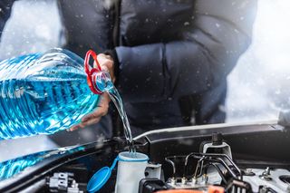 Dodaj do wody i wlej do zbiornika na płyn do spryskiwaczy w aucie. Szyby będą lśnić nawet podczas mrozów. Zimowy płyn do spryskiwaczy 